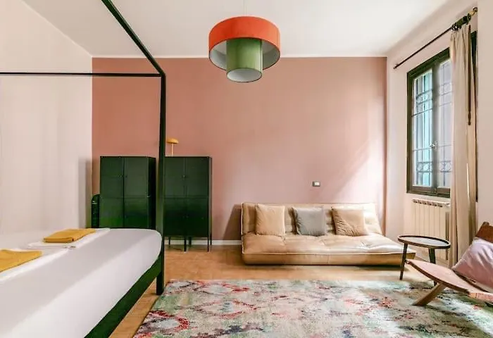Venetian Pink Apartment In Dorsoduro